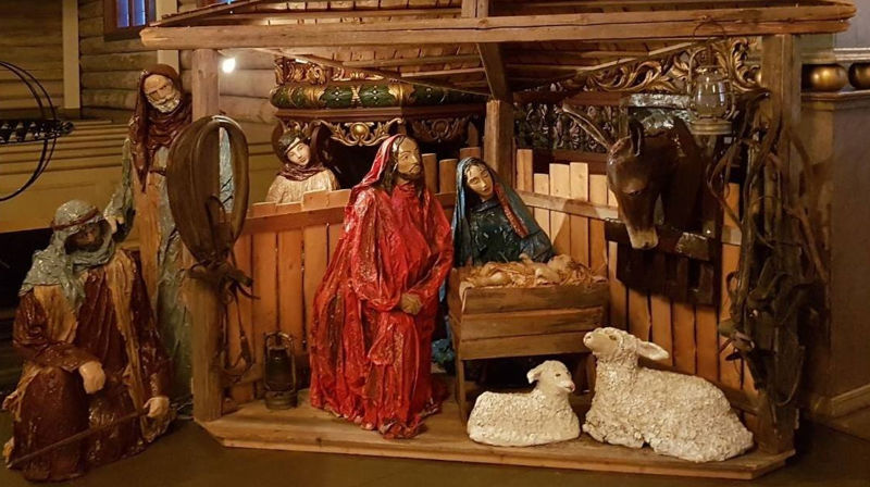 "Det barneansiktet som lyste mot Maria og Josef er fremdeles tegn på at Guds lys er kommet nær oss og at mørket ikke kan overvinne Kristi lys." Den vakre julekrybba i Elverum kirke ble laget av elever fra Elverum videregående skole for 20 år siden.