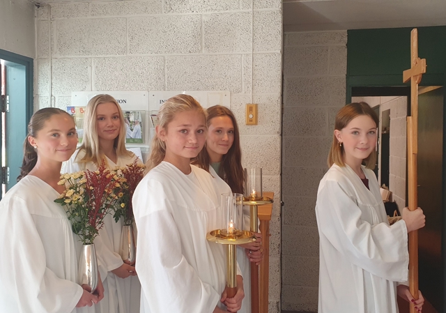 Klare for gudstjeneste i Storhamar kirke. Foto: Ragnfrid Granerud