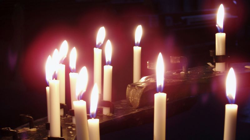 ... og tusene barnehender mot himmelen ljosa held