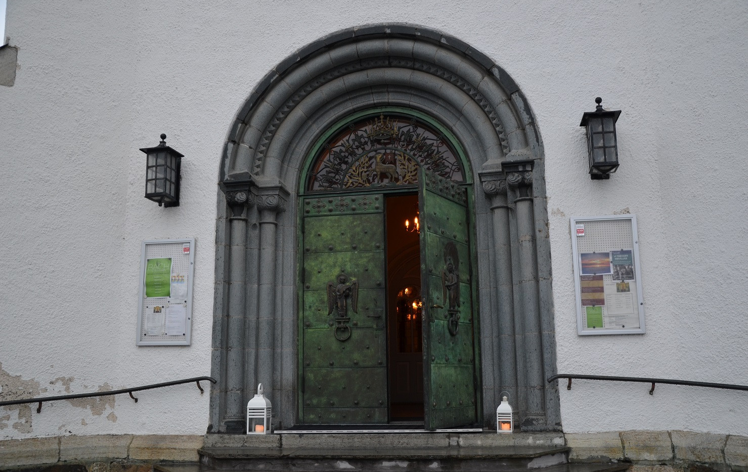 "Kanskje noen andre gløtter inn en ukjent dør, fordi de ser at du ikke flytter deg fra den døren du vil gjennom?" Foto: Liv Torhild Bråthen