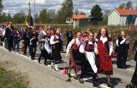 Glade barn i barnetog 17. mai. Foto: Løten kommune