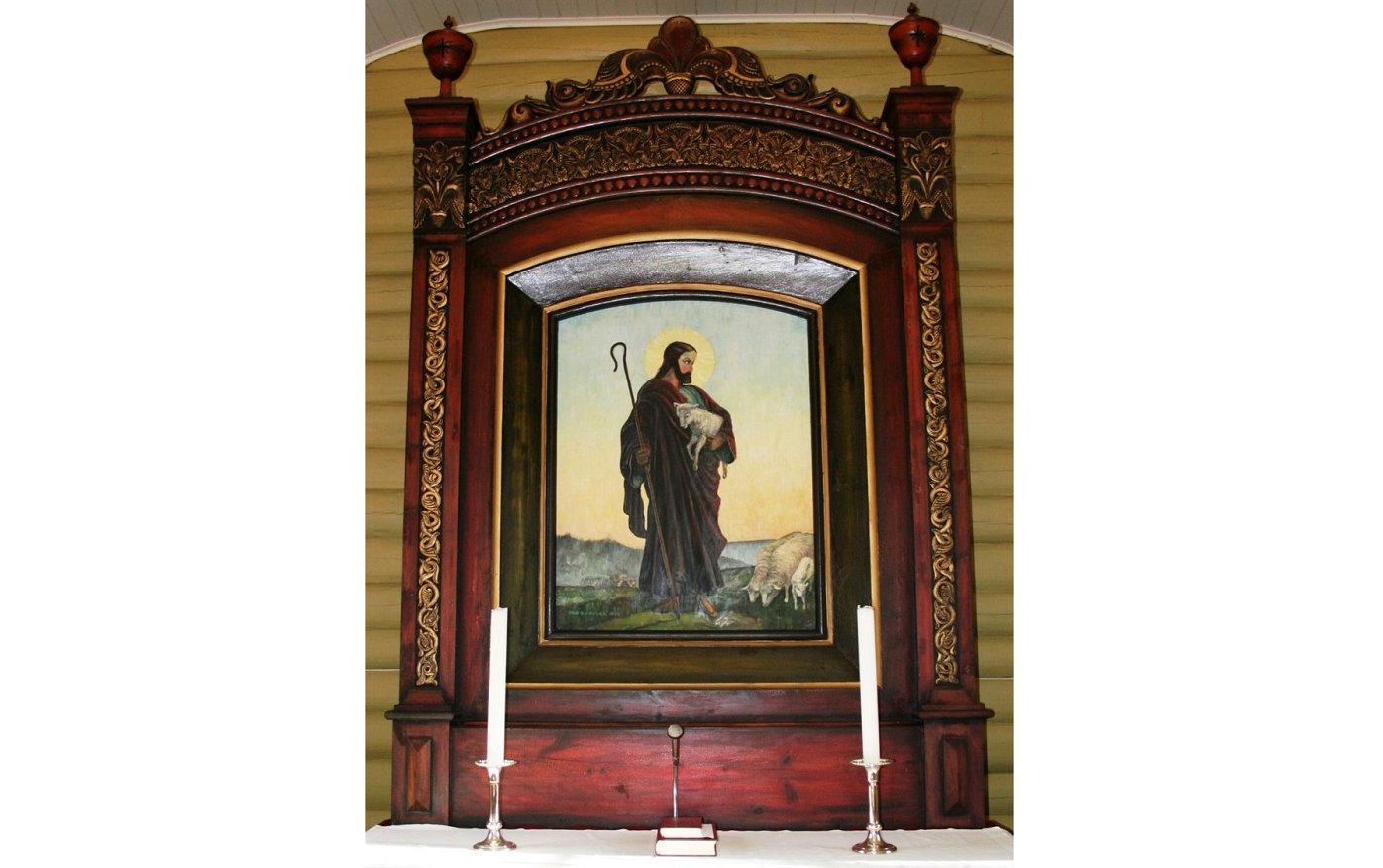 Altertavlen i Hodalen kirke viser den gode hyrde. Omrammingen er laget av Hans Trøan, og bildet ble malt av Ottar Sandmæl i 1934.