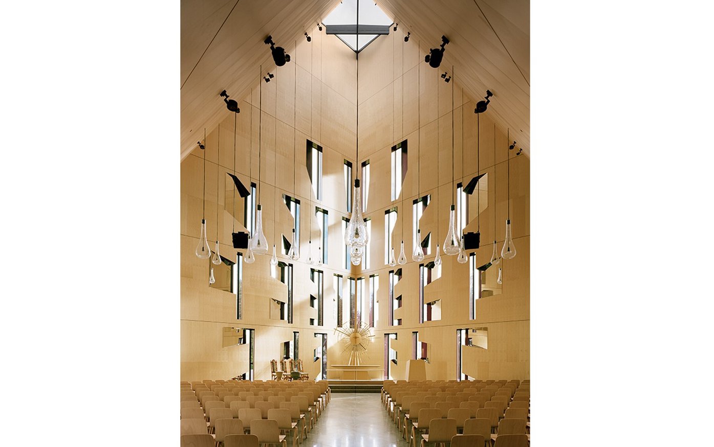 Mot alteret i Våler kirke. Foto Rasmus Norlander