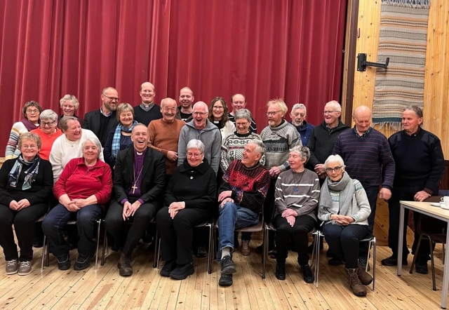 Biskopen sammen med gjengen på loftet i Øversjødalen under sin første visitas til Tolga november 2023. Foto: Kirken i Tolga