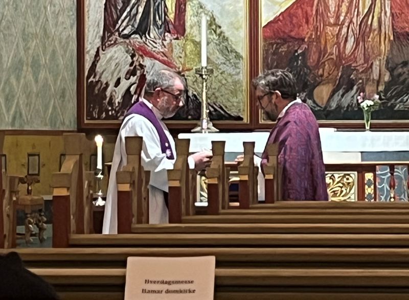 Det gjøres klart til nattverd på morgenmesse i Hamar domkirke. Foto: Hamar bispedømmeråd
