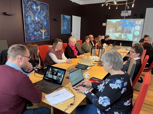 Nominasjonskomiteene er samlet til informasjonsmøte før de skal sette opp listeforslag til kandidater til Hamar bispedømmeråd og Kirkemøtet 2023. Foto: Hamar bispedømme