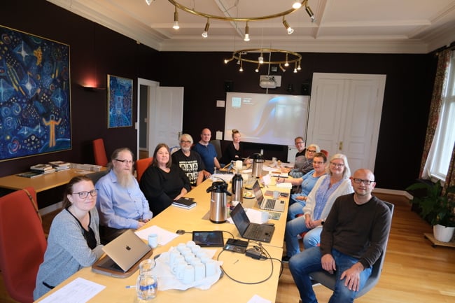 Fra oppstarten for frivilligkurs i Hamar bispedømme. Kursholderne Dorte Kappelgaard og Stephen Sirris nærmest kamera. Fire kursdeltakere var ikke tilstede da bildet ble tatt. Foto: Hamar bispedømmeråd