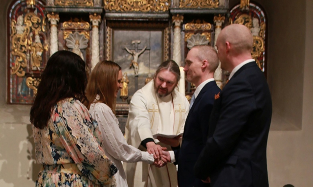 Sokneprest i Stange, Kristian Due velsigner de nygifte i Stange kirke. Foto: Dan Cato Røe/Stangeavisa.