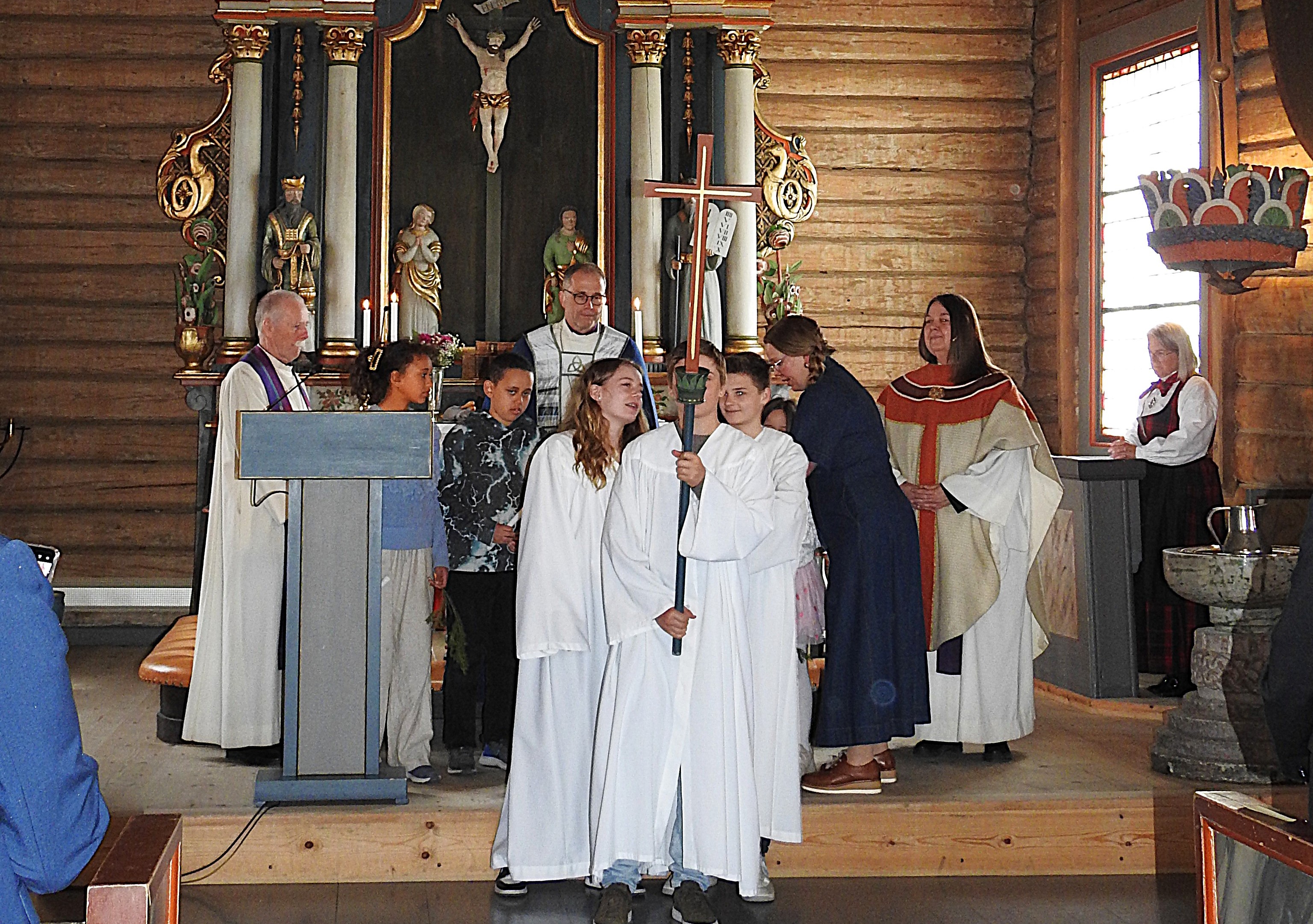 Konfirmantene bidro som ministranter under gudstjenesten i Skrautvål kyrkje da biskopen var på visitas i Nord-Aurdal i starten av april. Foto: Hans Enger.
