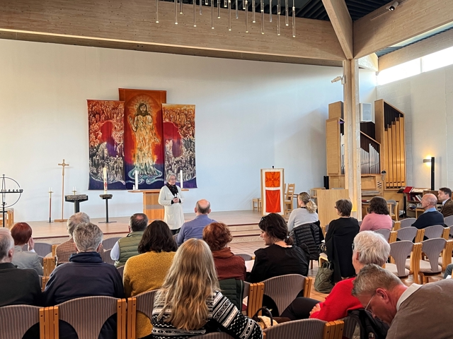 Fungerende biskop Kirsten Almås ønsket velkommen til Storhamar kirke som var ramme for seminardagen. Foto: Hamar bispedømmeråd