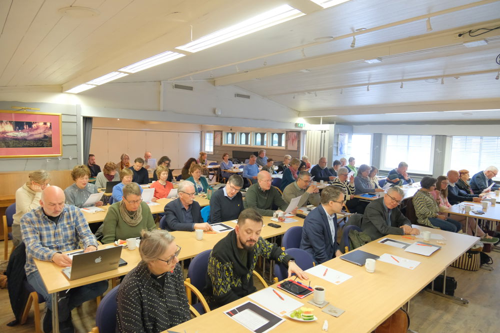 Biskopen og biskopens stedlige representanter (prostene) er tilstede. Av kirkevergene er rundt halvparten til stede.