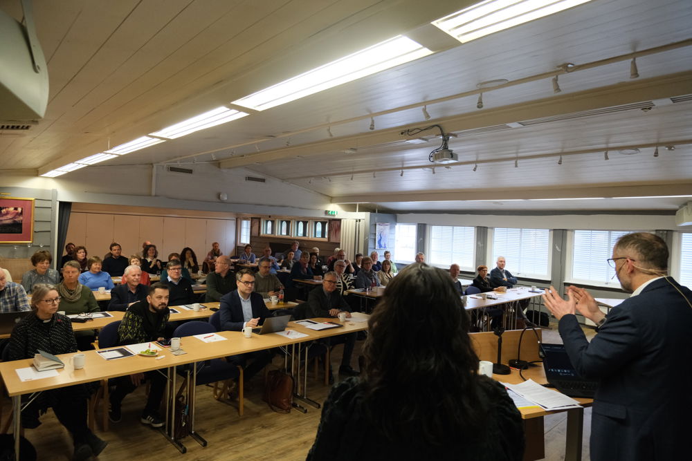 Biskopen fanger en lyttende forsamling til felles mål om dagen.