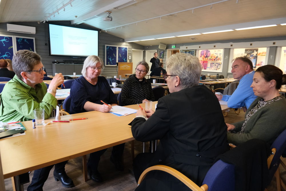 Her er samledelsen i Sør-Gudbrandsdal prosti. Rundt bordet fv Anne Berit Riisehagen Gillebo i Øyer, Anne Berit Grimstad i Gausdal, Ann Cathrin Opsann Tomten prost, Lars Smestadmoen i Ringebu, Kristin Nustad i Sør-Fron, Reidun Bjørke ass i Lillehammer