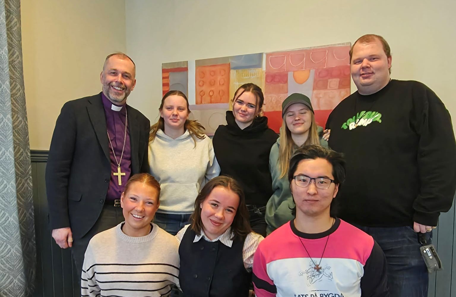 Ungdomsrådet i Hamar bispedømme for 2025 - 2026. Stående bak f.v: Biskop Ole Kristian Bonden, Tonje Espeland (Brumunddal), Ada Celine Nybråten (Raufoss), Marva Børresen (Gran) og Jan Armand Hagelund (KFUK/M). Foran f.v. Ingeborg Ruen Nymoen (Hamar), Karina Chutko Edvardsen (Lillehammer), Markus Rognlien (Eina). Foto: Hamar bispedømme