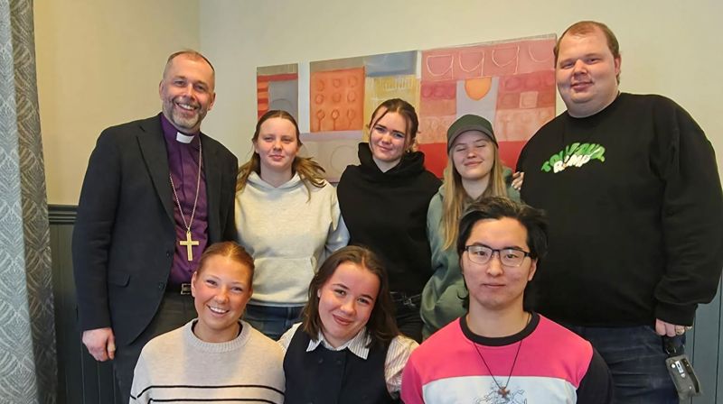 Ungdomsrådet i Hamar bispedømme for 2025 - 2026. Stående bak f.v: Biskop Ole Kristian Bonden, Tonje Espeland (Brumunddal), Ada Celine Nybråten (Raufoss), Marva Børresen (Gran) og Jan Armand Hagelund (KFUK/M). Foran f.v. Ingeborg Ruen Nymoen (Hamar), Karina Chutko Edvardsen (Lillehammer), Markus Rognlien (Eina). Foto: Hamar bispedømme