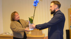 - Jeg er blitt så godt tatt imot, forteller Gunnhild gledestrålende. Her ønskes hun velkommen av kirkefagsjef Kenneth Hansen. Foto: Jorun Vang