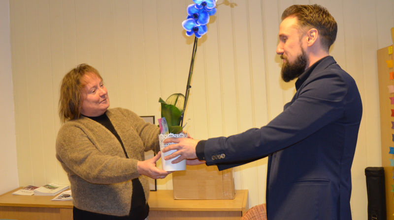 - Jeg er blitt så godt tatt imot, forteller Gunnhild gledestrålende. Her ønskes hun velkommen av kirkefagsjef Kenneth Hansen. Foto: Jorun Vang