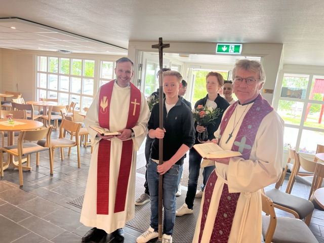 De står klare til innsettelsesgudstjenesten sammen med konfirmantene i Engehaugen, Andreas Eikevik Danbolt (t.v) påtroppende kapellan i Gjøvik og Engehaugen menigheter og Ole Jacob Nyhus til sokneprest i Engehaugen i tillegg til Gjøvik. Foto: Hamar bispedømmeråd