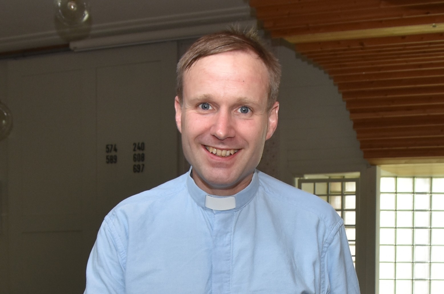 De står klare til innsettelsesgudstjenesten sammen med konfirmantene i Engehaugen, Andreas Eikevik Danbolt (t.v) påtroppende kapellan i Gjøvik og Engehaugen menigheter og Ole Jacob Nyhus til sokneprest i Engehaugen i tillegg til Gjøvik. Foto: Hamar bispedømmeråd