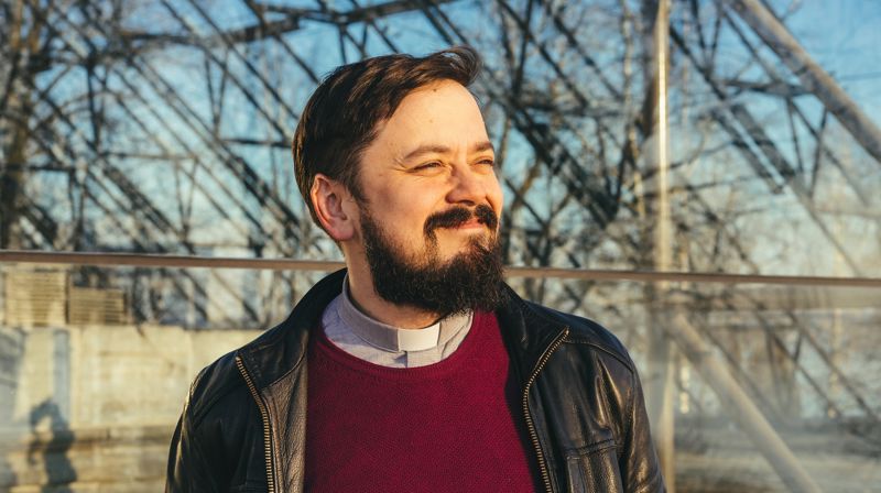 -Vi skal ikke være så nær fysisk, men vi kan øve oss på å være nær likevel, med ord, medmenneskelighet, aksept, hjelp og trøst. Det sier studentprest i Innlandet, Thomas Tinglum. Foto: Joakim Mangen.