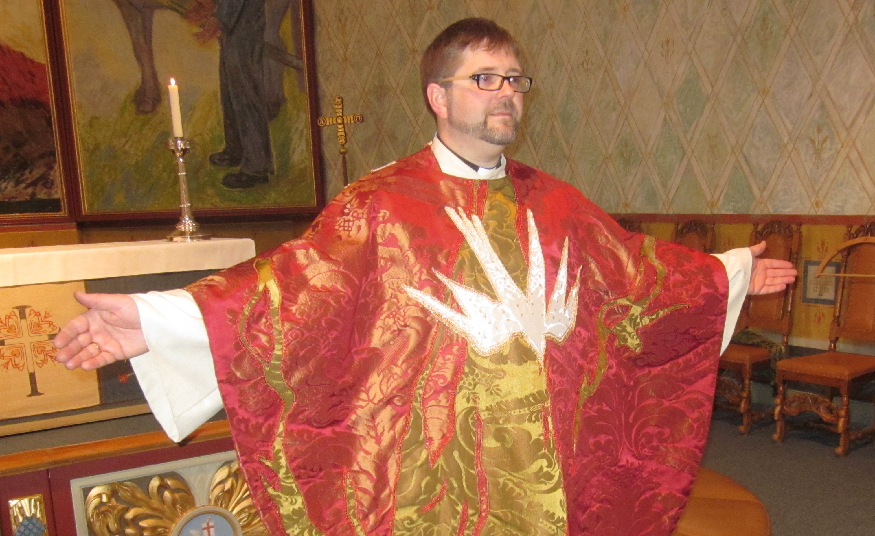 I 2016 laget Åse Frøyshov en rød messehagel til bruk i Hamar domkirke. Her båret av sokneprest Per Erik Engdal. Foto: Ida Kristin Lie