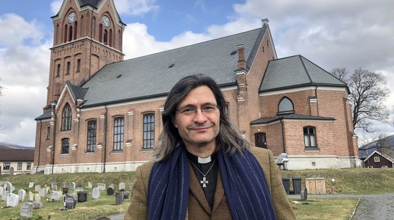 Tor Even Fougner gleder seg til innsettelsen i Lillehammer kirke. Foto: Kirken.no