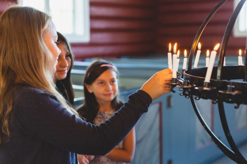 Hellige rom for alminnelige liv: Kirka - et sted for ettertanke og lystenning. Foto: mathildenicolinefoto