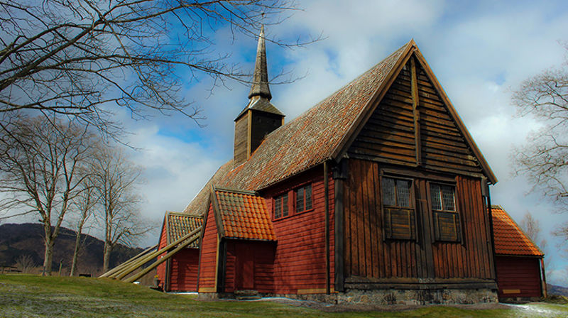 Kvernes stavkyrkje i Averøy er frå 1300-tallet. Foto: Svein Magne Harnes ©