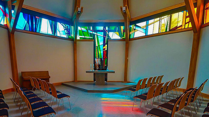 "Da vi trengte det som mest, da vi lengtet etter å samles rundt Ordet, finne ord til troen gjennom påskesalmene og kjenne at vi ikke var overlatt til oss selv, men fortsatt hørte til i det store fellesskapet, fikk vi gjøre det", skriver biskop Ingeborg Midttømme i sin pinsehilsen. (foto: Johanneskapellet, Valderøy)