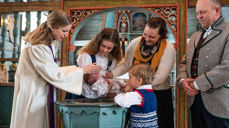 Høgtid for konfirmant Sigrid Rypdal Gjul, då ho fekk bere veslesyster Eline til dåpen i Tresfjord kyrkje. Sigrid er fadder for Eline. Ho har eit nært forhold til kyrkja, som har følgt henne i både gleder og sorger. På bildet frå v. prest Inger-Marie Jakobsen Sylte, Sigrid Rypdal Gjul, dåpsbarnet Eline, Jakob Rypdal Gjul, Kjersti Rypdal Gjul og Øystein Gjul. (Alle foto: Elias Storhaug)