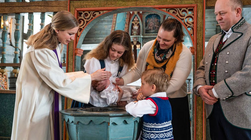 Høgtid for konfirmant Sigrid Rypdal Gjul, då ho fekk bere veslesyster Eline til dåpen i Tresfjord kyrkje. Sigrid er fadder for Eline. Ho har eit nært forhold til kyrkja, som har følgt henne i både gleder og sorger. På bildet frå v. prest Inger-Marie Jakobsen Sylte, Sigrid Rypdal Gjul, dåpsbarnet Eline, Jakob Rypdal Gjul, Kjersti Rypdal Gjul og Øystein Gjul. (Alle foto: Elias Storhaug)