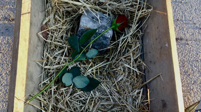 En enkel krybbe konkretiserer og synliggjør julens budskap.