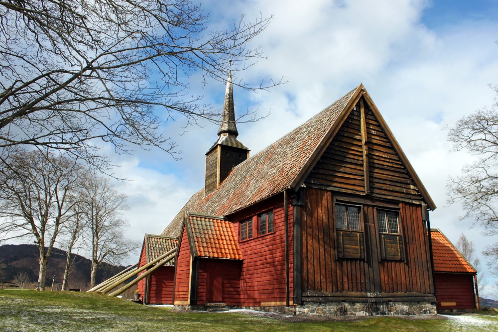 Kvernes Stavkirke i Averøy på Nordmøre er ikke middelalderkirke likevel, viser nye oppsiktsvekkende undersøkelser. Kirken er trolig bygget ca.1630 og ikke på 1300-tallet. (Foto: Svein Magne Harnes)
