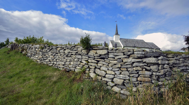 Den norske kirke samarbeider tett med antikvariske myndigheter om vedlikeholdsarbeidet og bevaring av kirkebygg, og de ekstra 50 millionene vil bli prioritert inn i dette. På bildet Rovde kyrkje (foto: Svein Magne Harnes)