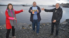 Ferjereiser er ein del av vår tids kystpilegrimsreise. Biskop Ingeborg Midttømme og fylkeskonservator Bjørn Ringstad er glade for at kystpilegrimsstadane langs Mørekysten har fått rik plass i forfattaren Rune Nylund Larsen (midten) si nye bok om Kystpilegrimsleia. (foto: Svein Magne Harnes)