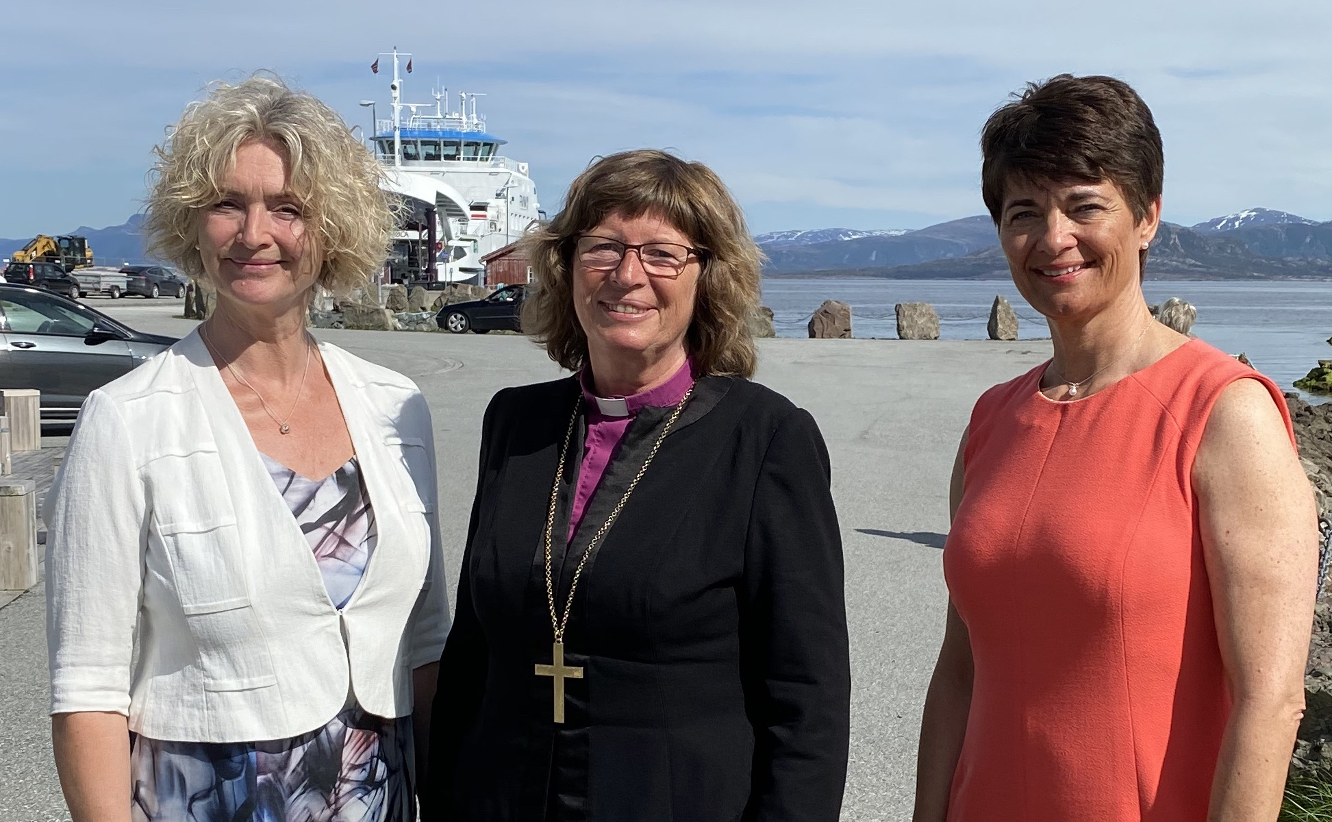 Frå v. fylkesordførar Tove Lise Torve, biskop Ingeborg Midttømme og fylkesmann Rigmor Brøste var mellom bidragsytarane når felles regionalt pilegrimssenter for Møre og Romsdal og Trøndelag vart opna i strålande sommarvêr 2. pinsedag.