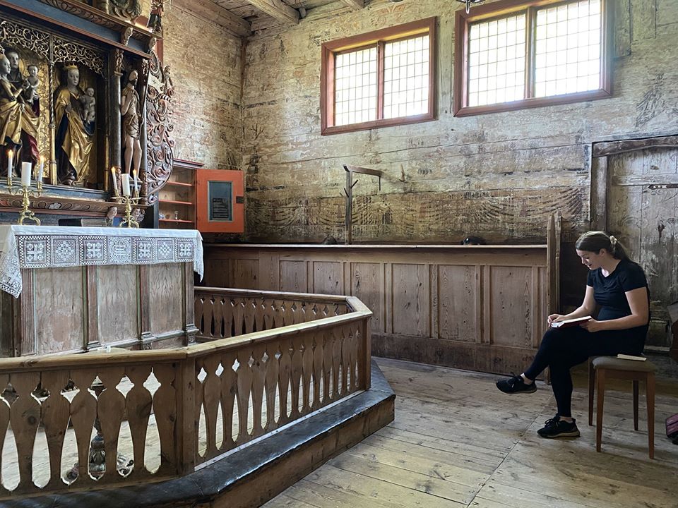 Andakt i Kvernes stavkirke.
