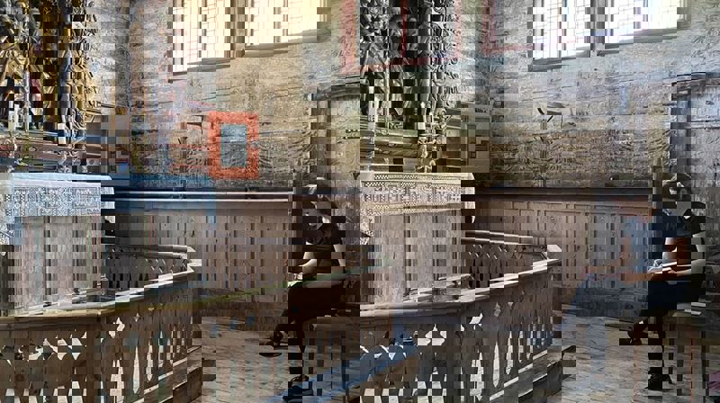 Andakt i Kvernes stavkirke.