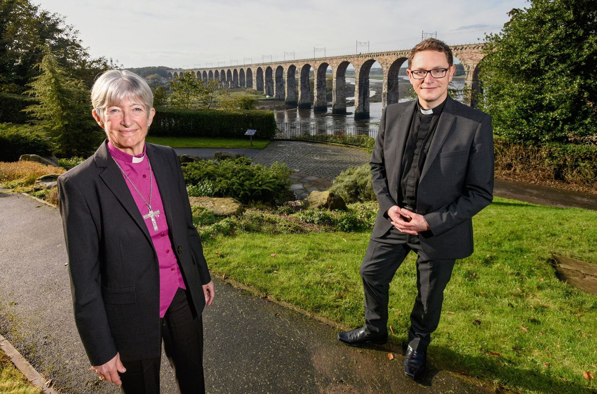 Mark Wroe (t.h.) er utnemnd til ny biskop i Berwick, heilt nord i Newcastle bispedøme, vennskapsbispedømet til Møre. Han blir den andre biskopen i Berwick på 448 år. Mark vil samarbeide nært med biskop Christine (t.v.) i Newcastle. 