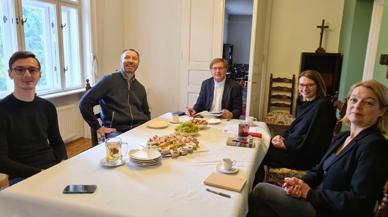 Tormod Remøy ble godt tatt imot av staben på bispekontoret.