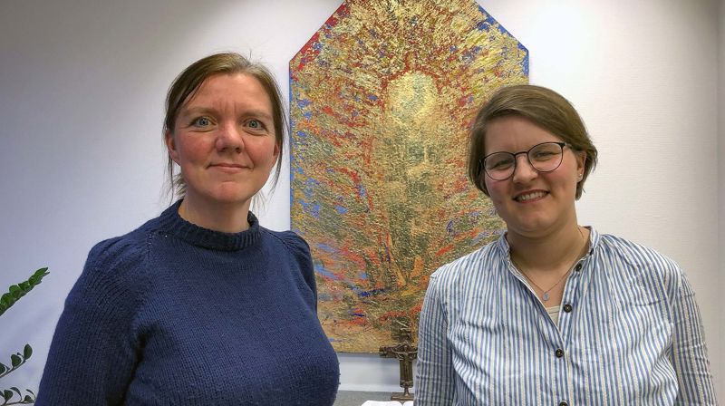 Sokneprestene Grethe Lystad Johnsen (t.v.) og Ragnhild Fuglseth i jubileumskomiteen for markeringen av 60 år med kvinners prestetjeneste.
