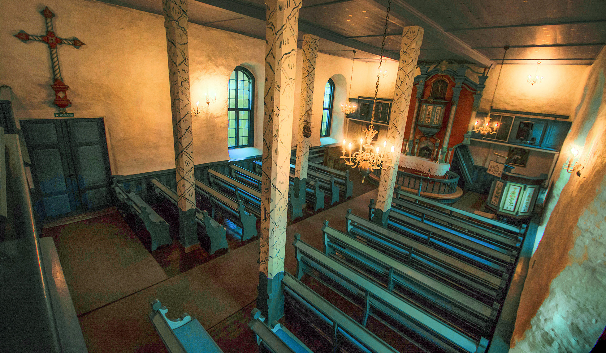 Hen kirke i Isfjorden i Rauma kommune er bygget i mur og ble oppført i 1831. (foto: Svein Magne Harnes)