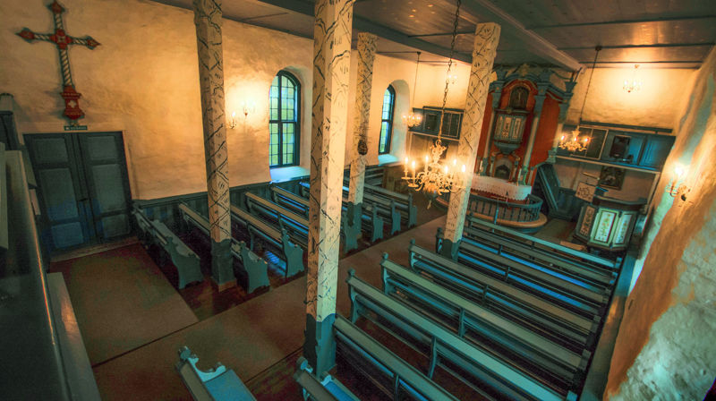 Det meste i eit kyrkjerom krev godkjenning ved endring, anten det er møblementet, tekstil eller kunst. Foto: Hen kyrkje i Rauma. (Foto: Svein Magne Harnes)