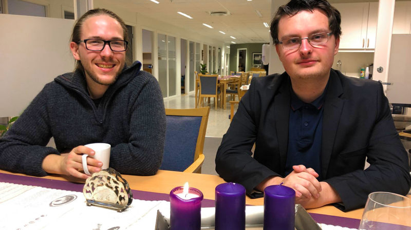 Frå v. Rasmus Elias Myklebust og Mikael Heian Frølandshagen er to av ungdommane i det nye Ungdomsrådet i Møre bispedøme