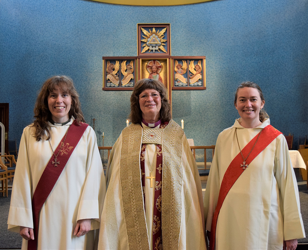 Diakon Eline Elnes Rabbevåg, biskop Ingeborg Midttømme og diakon Linda Slyngstad. Foto: Møre bispedøme