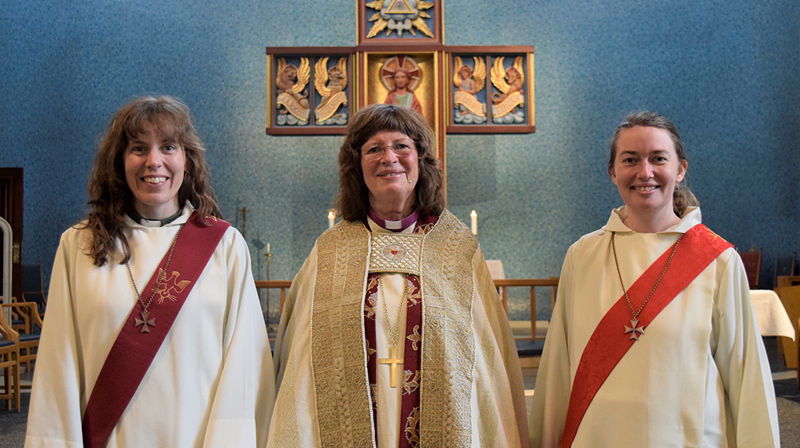 Diakon Eline Elnes Rabbevåg, biskop Ingeborg Midttømme og diakon Linda Slyngstad. Foto: Møre bispedøme