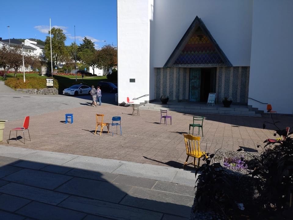 I samband med Regnbogemessa i domkyrkja, hadde også Ragna Kvernberg ei kunstutstilling som ein kunne sjå både utanfor og inne i kyrkja. Bilete: Privat