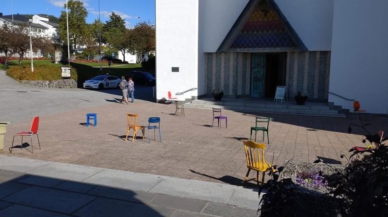 I samband med Regnbogemessa i domkyrkja, hadde også Ragna Kvernberg ei kunstutstilling som ein kunne sjå både utanfor og inne i kyrkja. Bilete: Privat