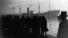 26. november 1942 vart 529 jødar deporterte med D/S Donau og seinare sendt vidare til masseutryddingsleiren Auschwitz. Dei neste månadane vart endå fleire deporterte med andre fangetransportar. Tilsaman vart 773 norske jødar deportert, og berre 35 overlevde. I Møre og Romsdal vart 34 jødiske medborgarar deporterte, og berre 4 overlevde. Foto: Georg W. Fossum