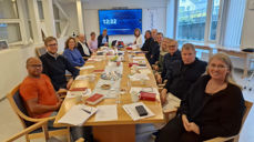 På venstre side av bordet: Karl McAllister, Per Kristian Hovden Sætre, Solfrid Leinebø Seljås, Arvid Helle (leiar av kyrkjefagsavdelinga på bispedømekontoret), Elin Næsje Sætre (kontorleiar Møre bispedømekontor) og Lars Skagestad (personalrådgivar Møre bispedømekontor). På høgresida av bordet finn vi, frå nedst til øvst: biskop Ingeborg Midttømme, Bjørg Marie Myhre, Tor Koppang, Tommy Høgset, Lynn Brakstad, Knut Farstad, David Spjøtvold og Toril Stendal. Ikkje med på bilete: Mirjam Håland Igland